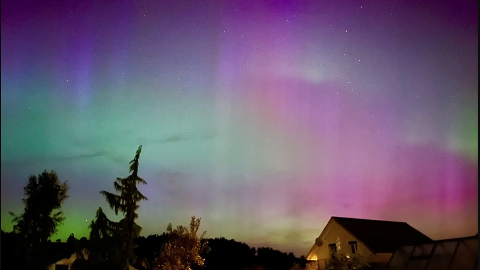 Kitsch-Himmel über Dürrenroth im Emmental (am 11.05.2024 um 00.30 Uhr)