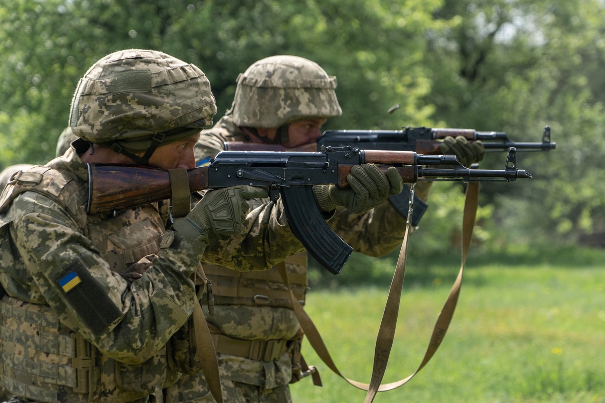 Recruits of Ukraine's 58th Mechanized Brigade practice military skills at a training ground near the frontline in the Kharkiv region, Ukraine, Tuesday, May 12, 2026. (AP Photo/Andrii Marienko)
Ru ...