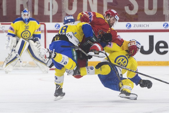 Davos Gregory Sciaroni, links, Biels Beat Forster, und Davos Marco Forrer, rechts, kaempfen um den Puck, waehrend dem Swiss Ice Hockey Cup halbfinale zwischen den HC Biel und dem HC Davos, am Donnerst ...