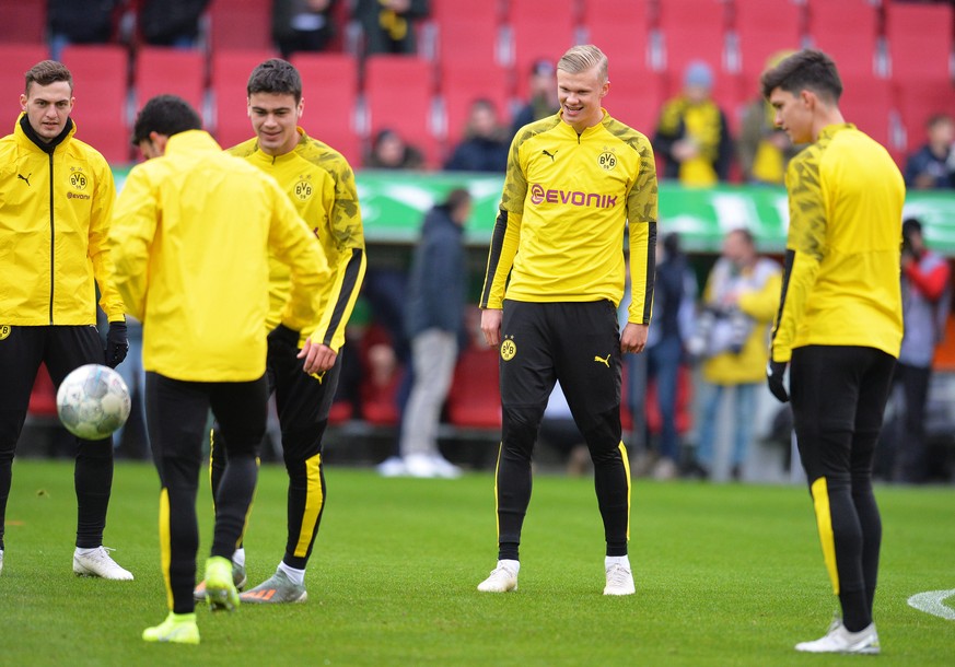 epa08138256 Dortmund&#039;s Norwegian striker Erling Haaland (2-R) and teammates warm up for the German Bundesliga soccer match between FC Augsburg and Borussia Dortmund in Augsburg, Germany, 18 Janua ...