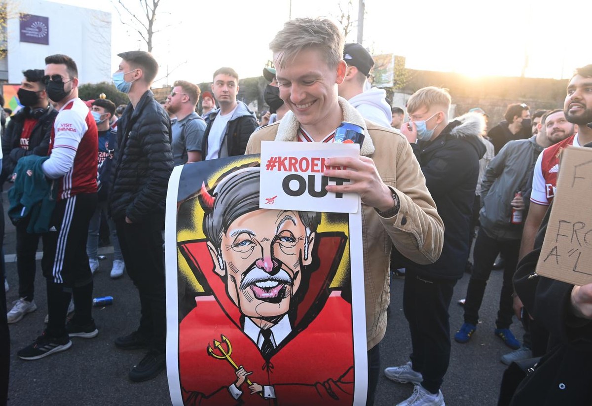 epa09155797 Arsenal fans stage a demonstration against the club's owner Stan Kroenke outside the Emirates stadium in London, Britain, 23 April 2021. EPA/FACUNDO ARRIZABALAGA