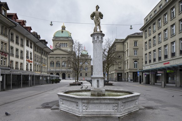 Der menschenleere Baerenplatz, vorne, und Bundesplatz, hinten, beim Bundeshaus, am Sonntag, 22. Maerz 2020 in Bern. (KEYSTONE/Peter Klaunzer)