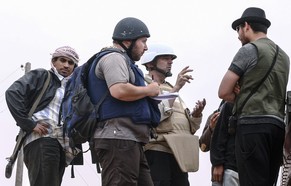 Wir auch er sterben? Seit 2013 vermisster Journalist Steven Sotloff (Mitte) hier 2011 im Gespräch mit Libyschen Rebellen.