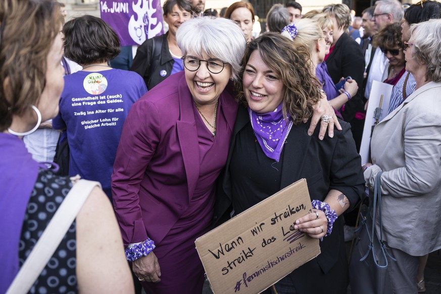 Bundesraetin Elisabeth Baume-Schneider, links, umarmt Nationalraetin Tamara Funiciello, SP-BE, an der grossen Demonstration zum Frauenstreik, am Mittwoch, 14. Juni 2023 in Bern. Der 14. Juni ist tradi ...