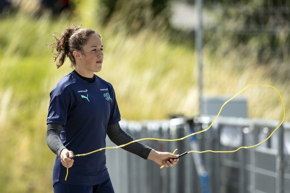 Livia Peng waehrend dem Training und EM-Vorbereitung der Schweizer Fussballnationalmannschaft der Frauen, am Dienstag, 21. Juni 2022, in Zuerich. (KEYSTONE/Alexandra Wey).