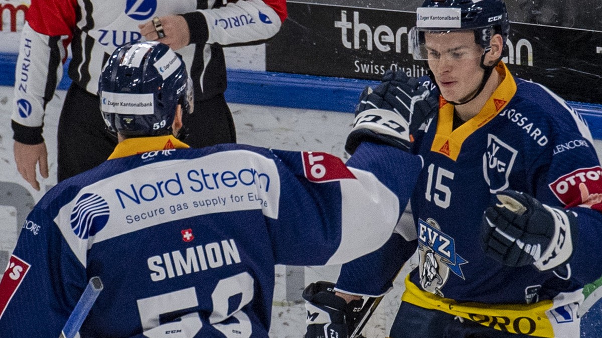 Die Zuger mit Gregory Hofmann, mitte, feiern das Tor zum 2:0 beim Eishockey Qualifikationsspiel der National League zwischen dem EV Zug und dem HC Ajoie am Freitag, 28. Januar 2022 in Zug. (KEYSTONE/U ...