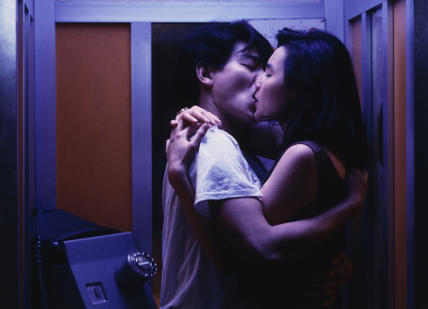 Ist Maggie Cheung etwa die einzige Schauspielerin im Hongkong-Kino? Sie wird uns im folgenden Artikel noch oft begegnen. Hier küsst sie in «As Tears Go by» von Wong Kar Wai (Reim!) aus dem Jahr 1988.