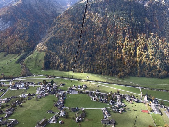 Matt, Glarus Süd. Aufgenommen von der LuftseilbahnMatt-Weissenberge.