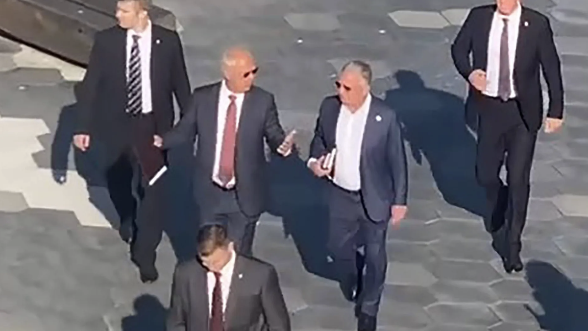 Kirill Dmitrijew (Mitte links) und Steve Witkoff (Mitte rechts) spazieren durch Moskau (Archivbild): Im August trafen sich die beiden Männer in der russischen Hauptstadt.