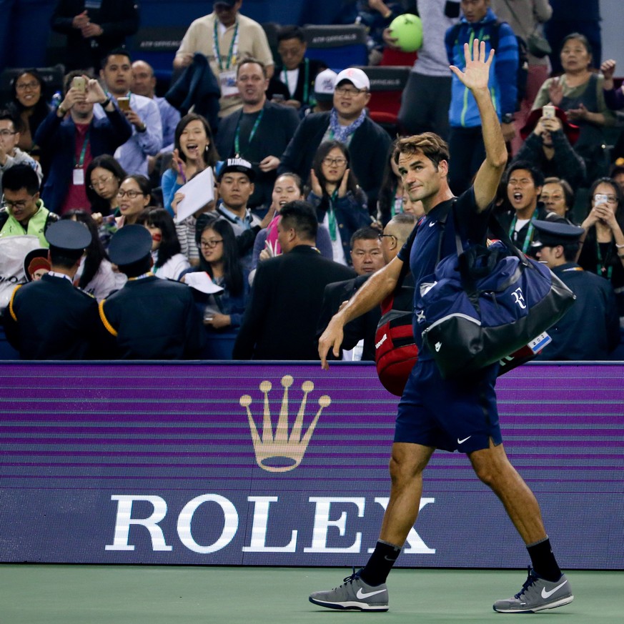 Der geschlagene Publikumsliebling Federer verlässt das Stadion.