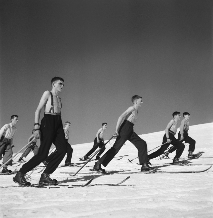 A mixed-age school class from Boenigen, Switzerland, is skiing in the Bernese Oberland, taken on February 1, 1944. (KEYSTONE/PHOTOPRESS-ARCHIVE/Walter Studer) Senior teacher Michel from Boenigen with his ...