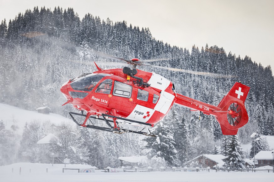 Un helicoptere de la rege decolle lors d&#039;un exercice avalanche organise par les sauveteurs du Secours alpin romand (SARO) avec la participation entre autres de la Rega, des pompiers et de la gend ...