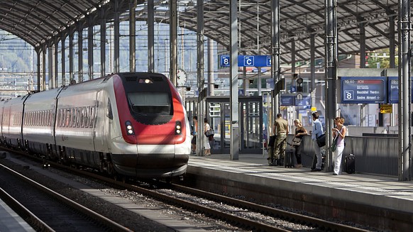 Zug im Bahnhof Olten. (Archivbild)