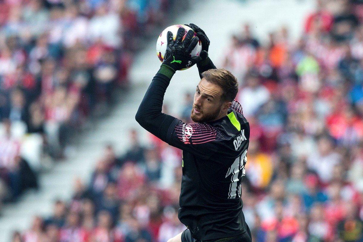 epa07504588 Atletico de Madrid's goalkeeper Jan Oblak in action during a Spanish LaLiga soccer match between Atletico de Madrid and Celta de Vigo at Wanda Metropolitano stadium in Madrid, Spain,  ...