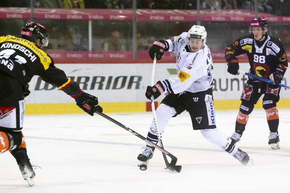 Simon Kindschi (SCB), Nathan Marchon (HCFG), und Benjamin Baumgartner (SCB), von links, kaempfen um den Puck, beim Eishockey Meisterschaftsspiel der National League zwischen dem SC Bern (SCB) und dem  ...