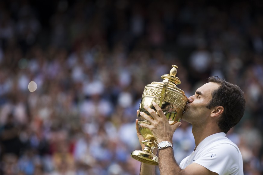 JAHRESRUECKBLICK 2017 - SPORT - Roger Federer of Switzerland kisses the trophy after winning the men&#039;s final match against Marin Cilic of Croatia during the Wimbledon Championships at the All Eng ...