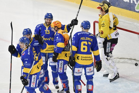 Die Davoser um 1-0 Torschuetze Marc Wieser, links, bejubeln dessen Treffer gegen Torhueter Leonardo Genoni von Bern, beim Eishockey-Qualifikationsspiel der National League A zwischen dem HC Davos und  ...