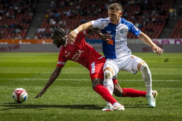 Josias Lukembila (SIO) (links) kaempft um den Ball mit Sven Koehler (GC) (rechts) im Fussball Meisterschaftsspiel der Swiss Super League zwischen dem Grasshopper Club Zuerich, GC, und dem FC Sion, SIO ...