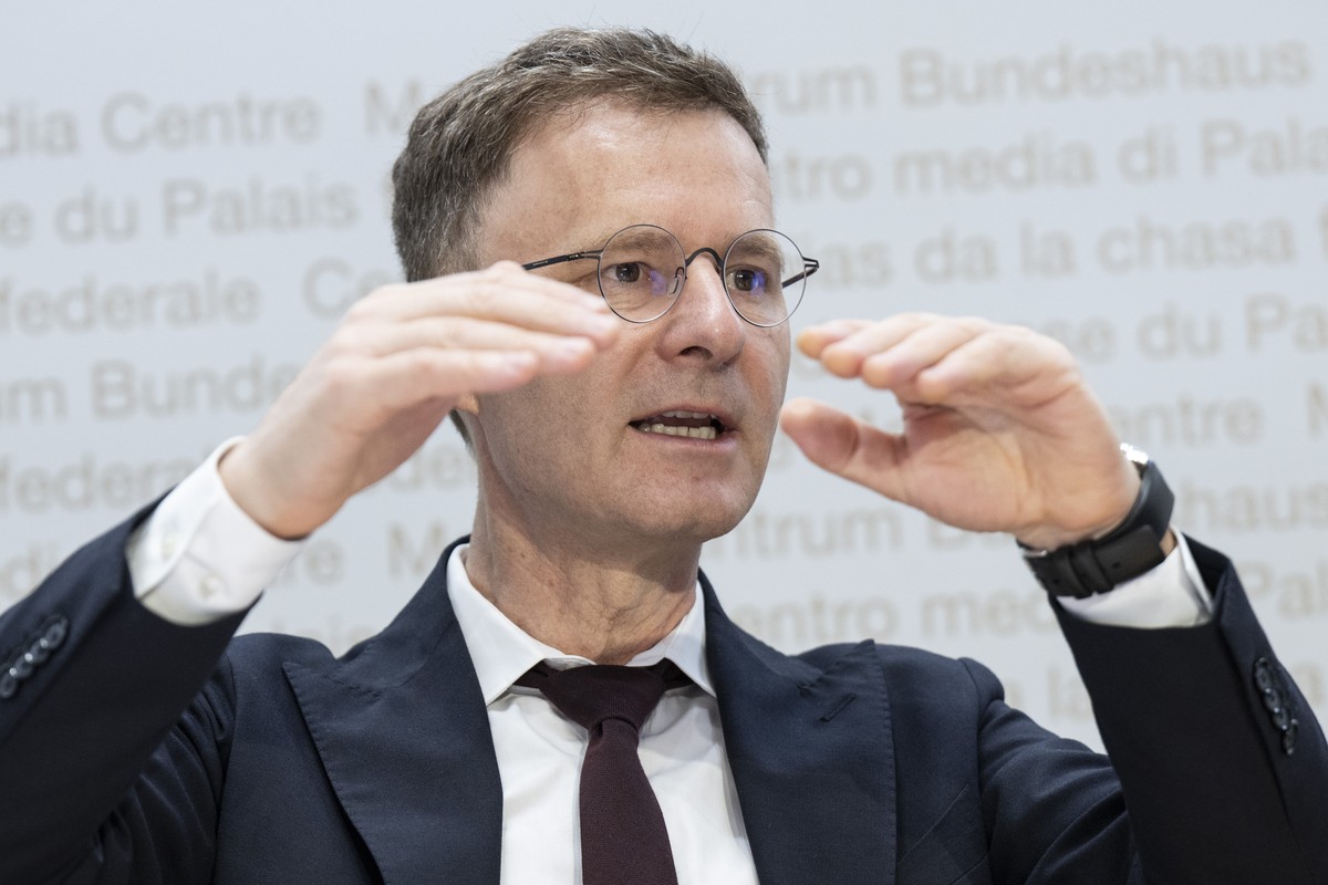 Daniel Lampart, Chefoekonom des Schweizerischen Gewerkschaftsbundes, erlaeutert den Bericht zu den Auswirkungen der Personenfreizuegigkeit auf den Schweizer Arbeitsmarkt und die Sozialleistungen, am D ...