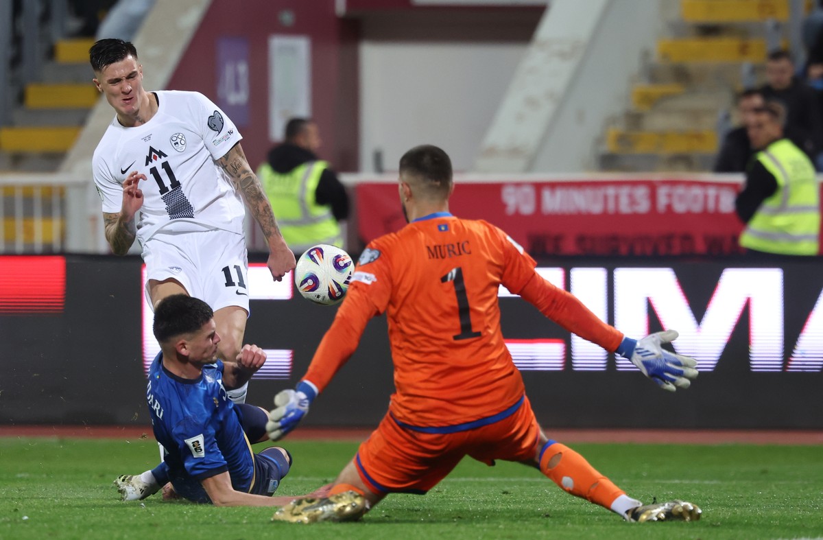 epa12445892 Slovenia's Benjamin Sesko (C) in action against Kosovo's Albian Hajdari (L) and goalkeeper Arijanet Muric (R) during the 2026 FIFA World Cup UEFA Qualifiers match between Kosovo  ...