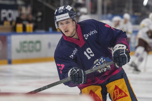 Niklas Hansson von Zug vor dem Eishockey Meisterschaftsspiel der National League zwischen dem EV Zug und dem Geneve Servette HC am Dienstag, 20. September 2022 in Zug. (KEYSTONE/Urs Flueeler).