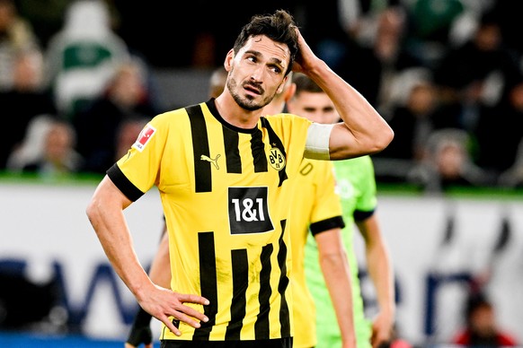 epa10294444 Dortmund&#039;s Mats Hummels reacst after losing the German Bundesliga soccer match between VfL Wolfsburg and Borussia Dortmund in Wolfsburg, Germany, 08 November 2022. EPA/FILIP SINGER (A ...