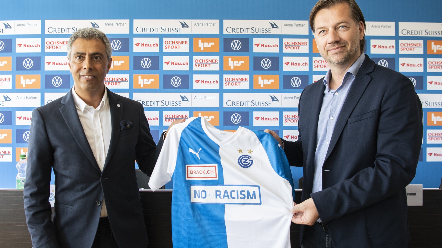 GC Sportchef Bernard Schuiteman, rechts, posiert neben Trainer Joao Carlos Pereira an der Medienkonferenz ueber den Rueckblick auf die abgelaufene Saison und Ausblick auf die anstehenden Aufgaben, auf ...