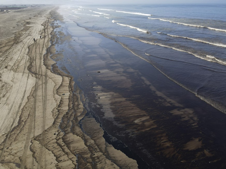 Oil pollutes Cavero beach in Ventanilla, Callao, Peru, Tuesday, Jan. 18, 2022, after high waves attributed to the eruption of an undersea volcano in Tonga caused an oil spill. The Peruvian Civil Defen ...