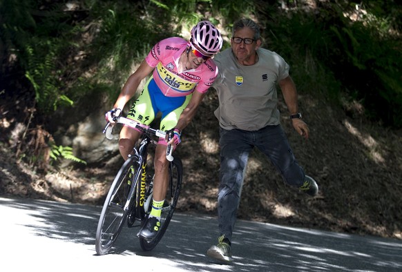 Tinkoff-Saxo rider Alberto Contador of Spain climbs during the 170 km 18th stage of the 98th Giro d&#039;Italia (Tour of Italy) cycling race from Melide to Verbania, Italy, May 28, 2015. REUTERS/Claud ...