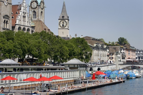 Frauen geniessen das schoene und warme Wetter im Frauenbad an der Limmat am Donnerstag, 24. Mai 2007 in Zuerich. (KEYSTONE/Alessandro Della Bella)