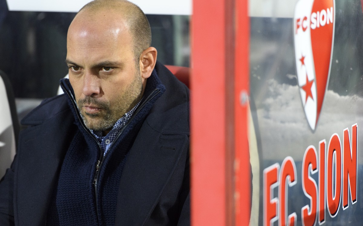L'entraineur du FC Sion Gabriel Garcia "Gabri" pensif avant la rencontre de football de Super League entre le FC Sion et FC Thun ce samedi 9 decembre 2017 au stade de Tourbillon a Sion. ...
