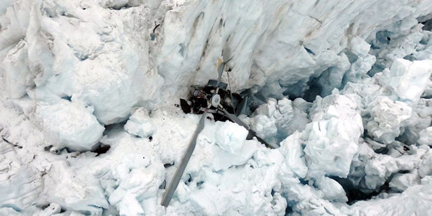 Das Wrack der Unglücksmaschine auf dem Gletscher.&nbsp;