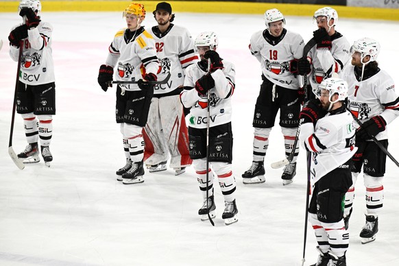 Lausannes Spiler mit haengenden Koepfen nach dem sechsten Eishockey Playoff Viertelfinalspiel der National League, zwischen den SCL Tigers und dem Lausanne HC, am Sonnatg 23. Maerz 2025, in der Emment ...