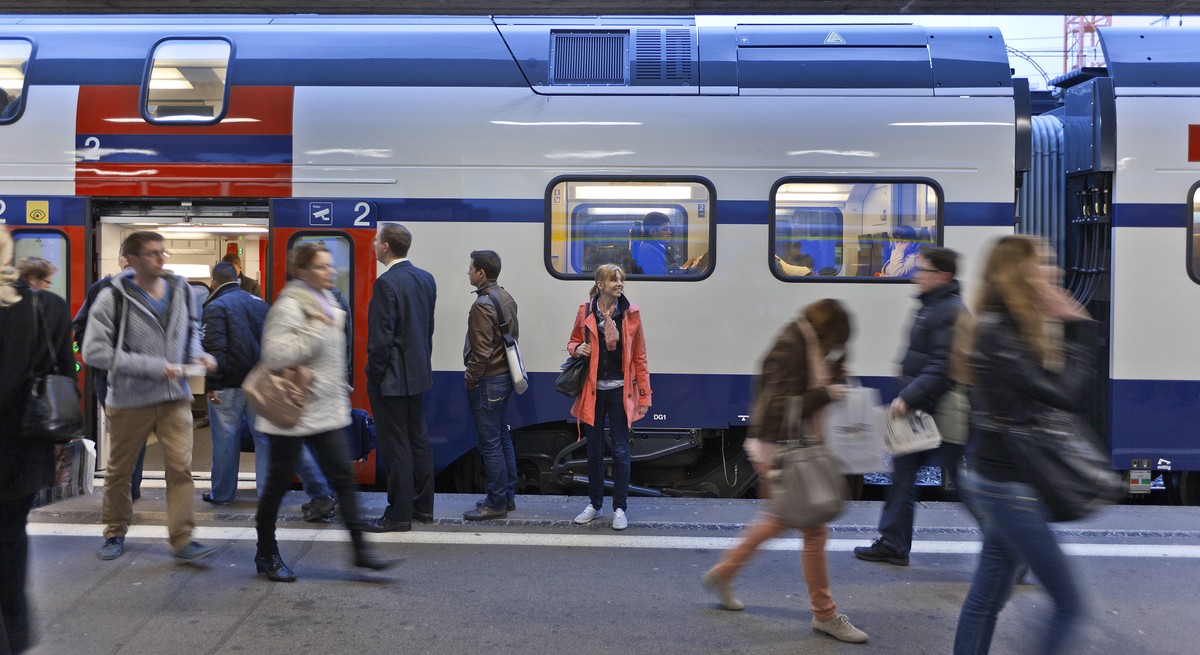 Am Morgen und am Abend wird es eng in den Schweizer Bahnhöfen, Zügen und auf den Strassen.