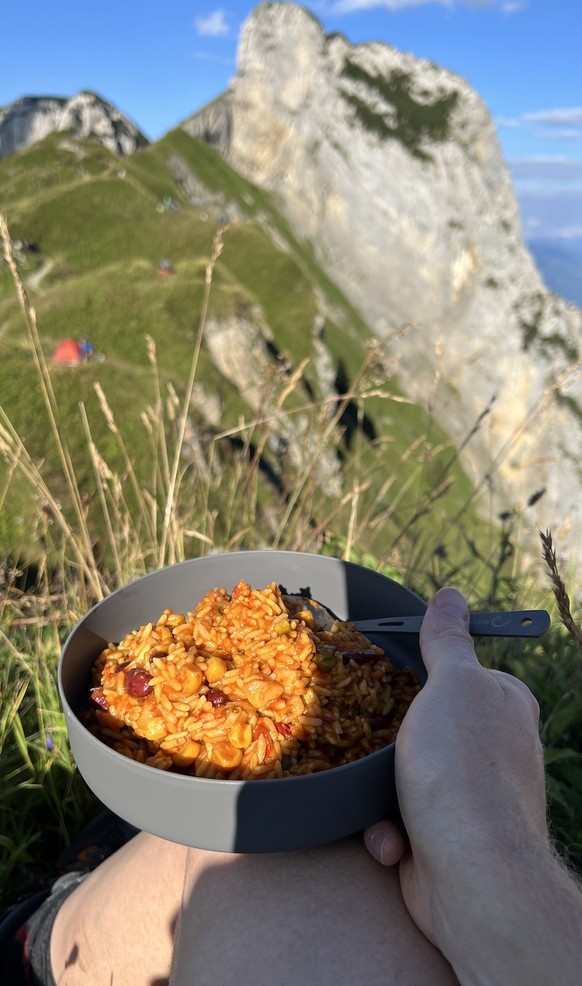 Helene Obrist wandern essen food sommer 2022 ferienessen
Reis und Bohnen aus der Dose – schmeckt mit fantastischer Aussicht wie ein Gourmet-Menü ;-) https://www.watson.ch/Helene%20Obrist/