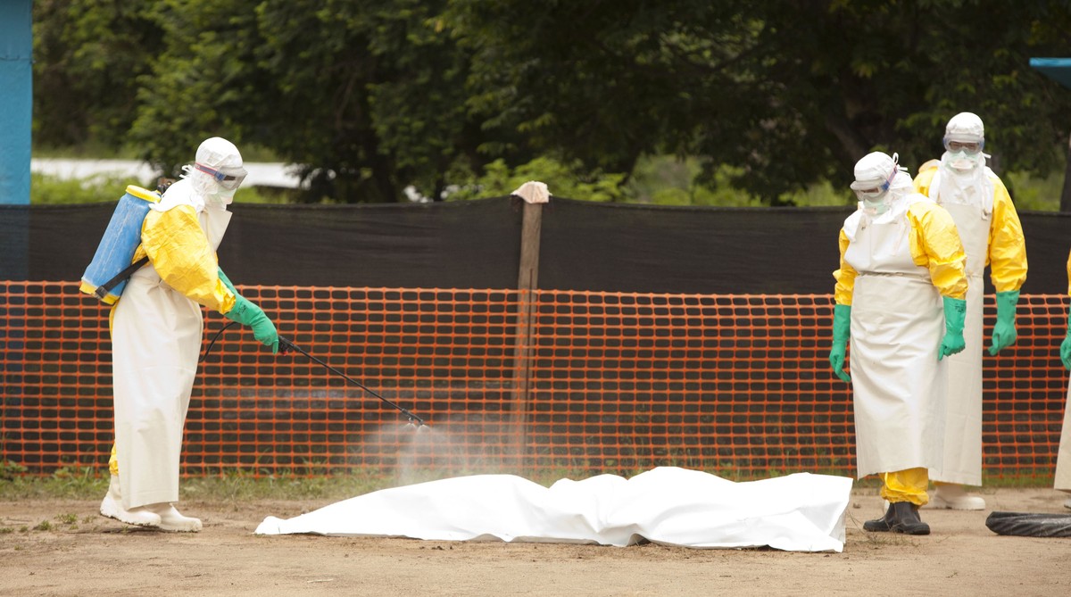 Ein Leichnam wird desinfiziert. Am 27. Juli meldete die WHO insgesamt 1201 mit Ebola Infizierte seit Beginn des Ausbruchs, 672 der Betroffenen starben an der Krankheit.