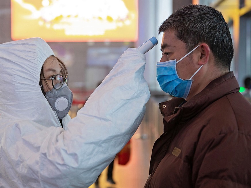 Fiebermessen in einem Bahnhof in China. In der Schweiz gibt es bisher keine bestätigten Infektionen mit dem neuen Coronavirus. (Themenbild)