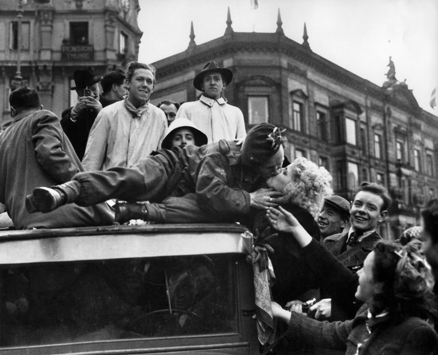 DAENEMARK WELTKRIEG KRIEGSENDE 1945
Ein britischer Fallschirmjaeger kuesst am 8. Mai 1945, dem Tag der Kapitulation Deutschlands, in Kopenhagen, Daenemark, eine junge Frau. (KEYSTONE/Photopress-Archiv ...