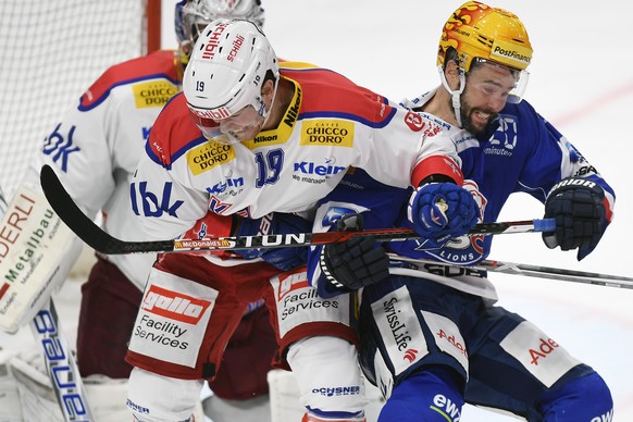 Der Zuercher Ryan Shannon, rechts, gegen den Klotener Steve Kellenberger, links, beim Eishockey-Qualifikationsspiel der National League A ZSC Lions gegen den EHC Kloten im Hallenstadion in Zuerich am  ...