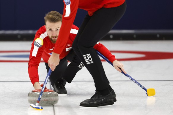 Die Athleten des Schweizer Maenner Curling Nationalteams, Yannick Schwaller, hinten, und Pablo Lachat, in Aktion waehrend einem Training nach einem Medientreffen in der Curlinghalle in Bern, am Donner ...