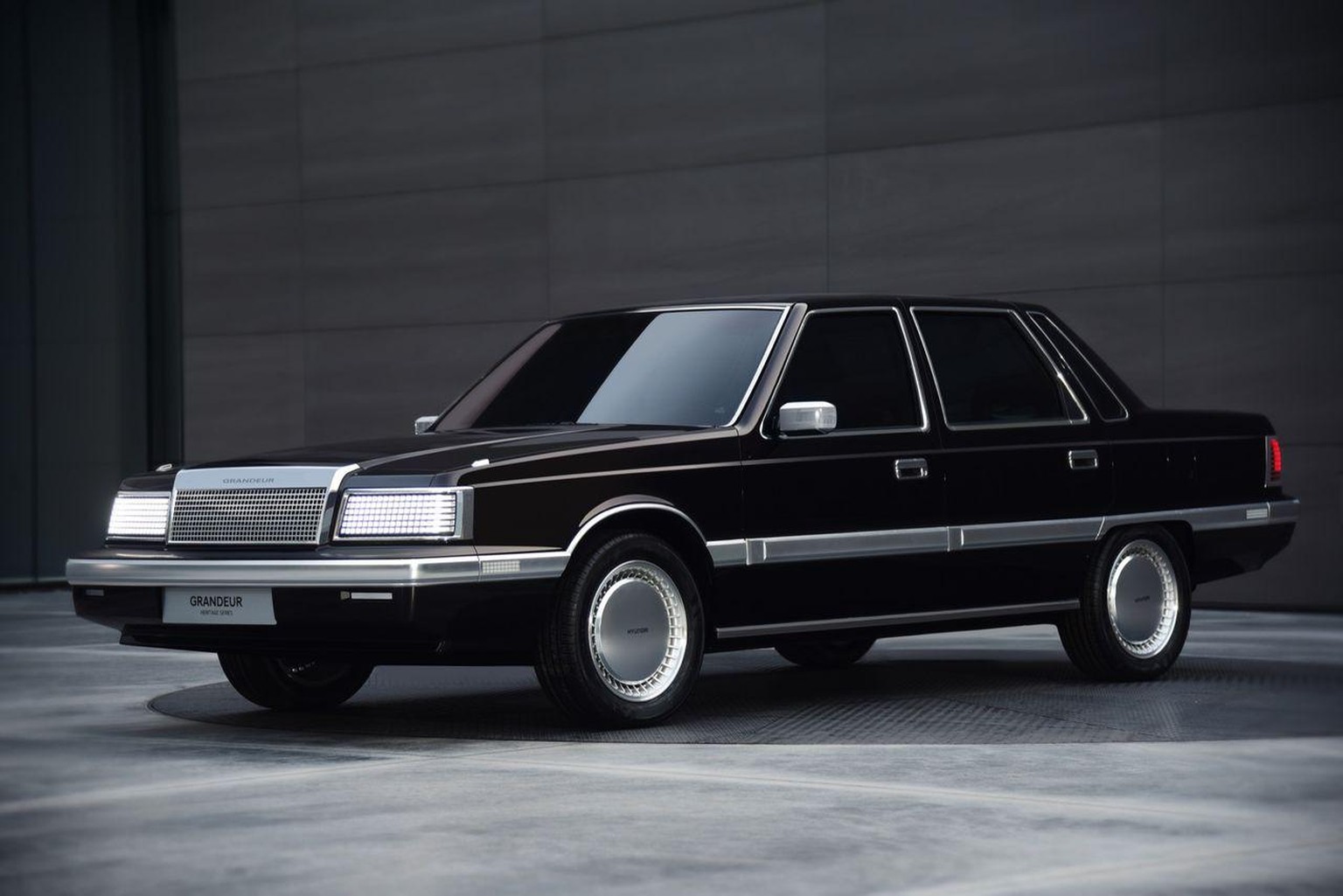 Hyundai Heritage Series Grandeur EV elektroauto retro https://www.hyundai.com/worldwide/en/company/newsroom/hyundai-motor-pays-tribute-to-original-grandeur-flagship-sedan-with-heritage-series-ev-resto ...