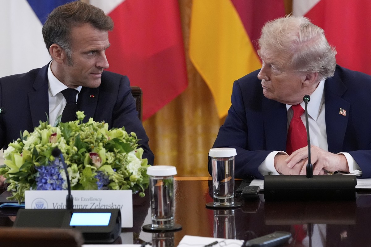 President Donald Trump, right, and France's President Emmanuel Macron participate in a meeting with Ukrainian President Volodymyr Zelenskyy and European leaders in the East Room of the White Hous ...