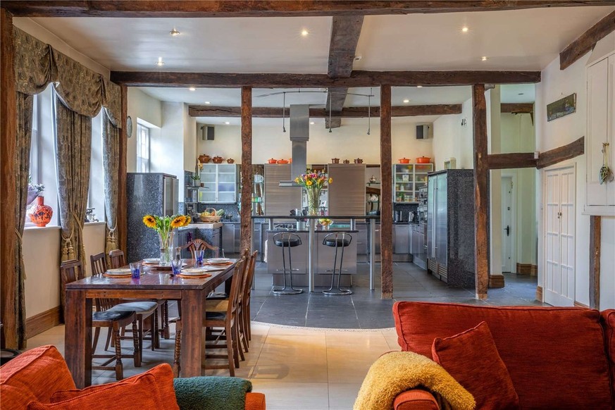 Mel B's house is for sale. 
Church Road
Little Marlow, Marlow, Buckinghamshire, SL7 3RZ
https://search.savills.com/property-detail/gbherslac210396