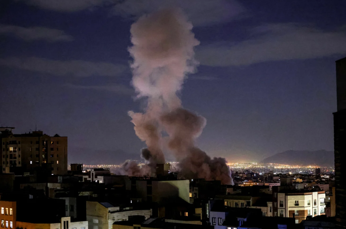 Nach einem Raketenangriff auf ein Gebäude in Teheran am 1. März steigt eine Rauchwolke auf.