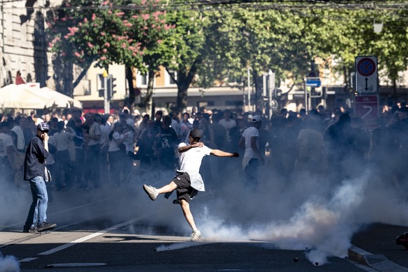 Die Linksautonome Szene demonstriert an der Nachdemo zum 1. Mai Umzug, am Tag der Arbeit, am Freitag, 1. Mai 2026 in Zuerich. (KEYSTONE/Claudio Thoma)