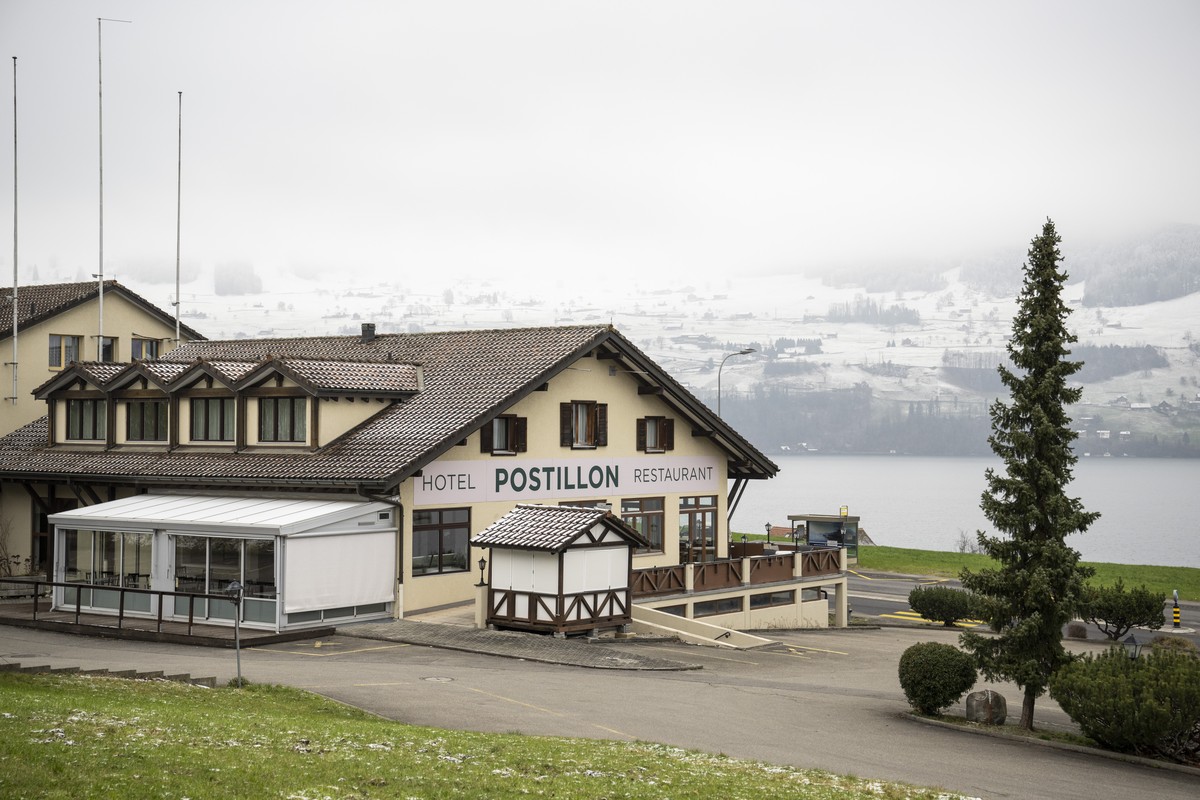 Das Gebaeude des Hotels und Restaurants Postillon an der A2-Autobahnausfahrt Buochs in der Gemeinde Buochs im Kanton Nidwalden am Freitag, 12. Januar 2024. Das Hotel Postillon soll nach dem Willen des ...