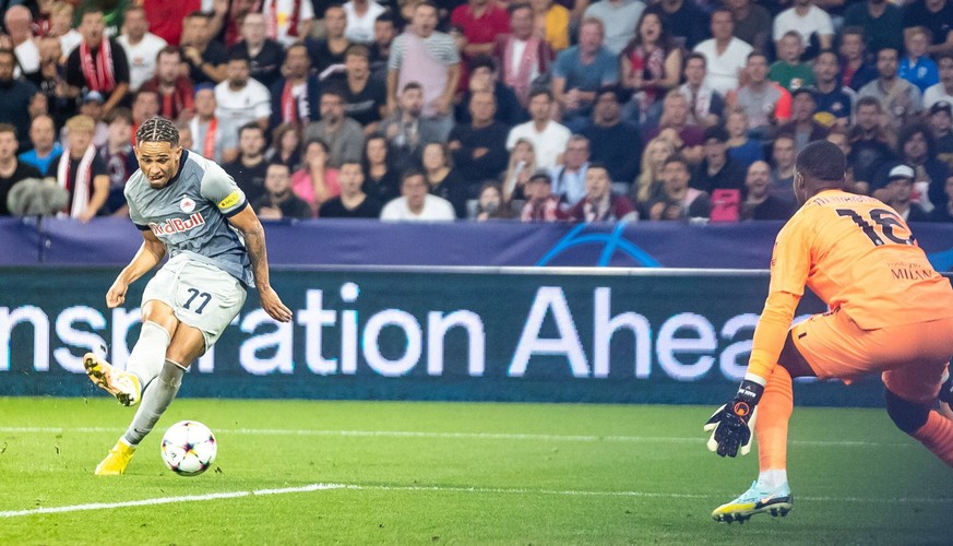 06.09.2022, Red Bull Arena, Salzburg, AUT, UEFA CL, FC Red Bull Salzburg vs AC Milan, Gruppe E, im Bild Torschuss zum 1:0 durch Noah Okafor FC Red Bull Salzburg gegen Mike Maignan AC Mailand // during ...