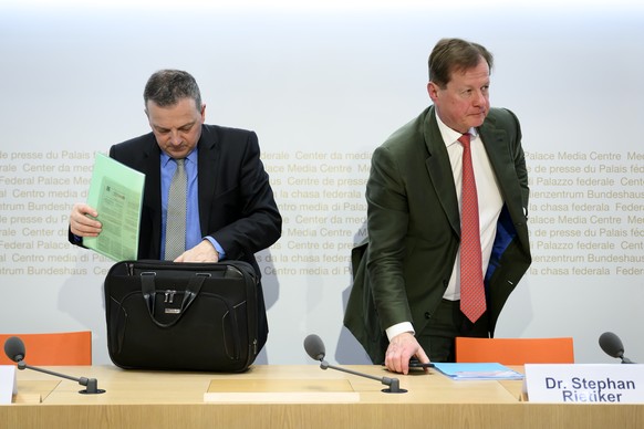 Stephan Rietiker, Praesident Pro Schweiz, rechts, und Nationalrat Walter Wobmann, SVP-SO, Vizepraesident Pro Schweiz und Praesident des Initiativ-Komitees.&quot;Wahrung der schweizerischen Neutralitae ...