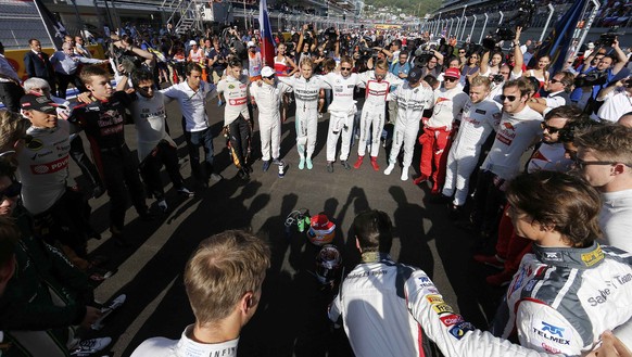 Die Formel-1-Piloten stehen vor dem GP von Russland zusammen.