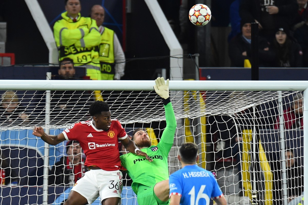 epa09827364 Atletico's goalkeeper Jan Oblak (C) in action against Manchester United's Anthony Elanga (L) during the UEFA Champions League round of 16, second leg soccer match between Manches ...
